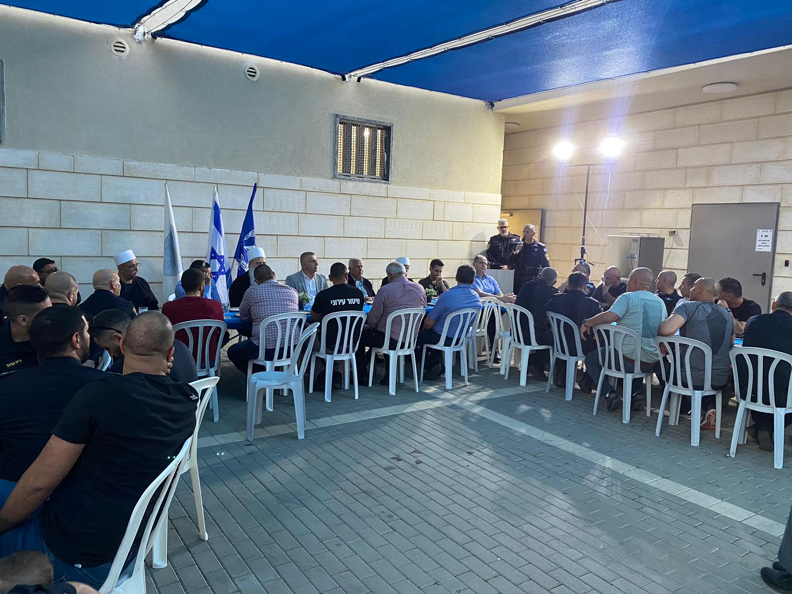 شخصيات اجتماعية من مختلف الاديان في افطار جماعي في مركز شرطة الجليل الغربي