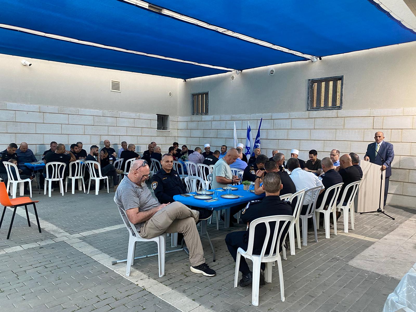 شخصيات اجتماعية من مختلف الاديان في افطار جماعي في مركز شرطة الجليل الغربي