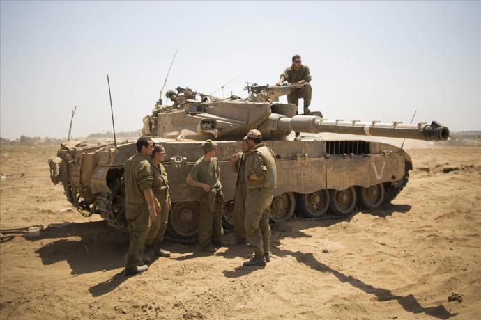 مسؤولون إسرائيليون يعربون عن خشيتهم من تبعات تعليق شحنة الأسلحة الأمريكية على صفقة الرهائن